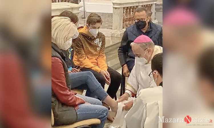 Mazara. Il vescovo lava i piedi a 12 cittadini ucraini, 4 sono profughi di odessa