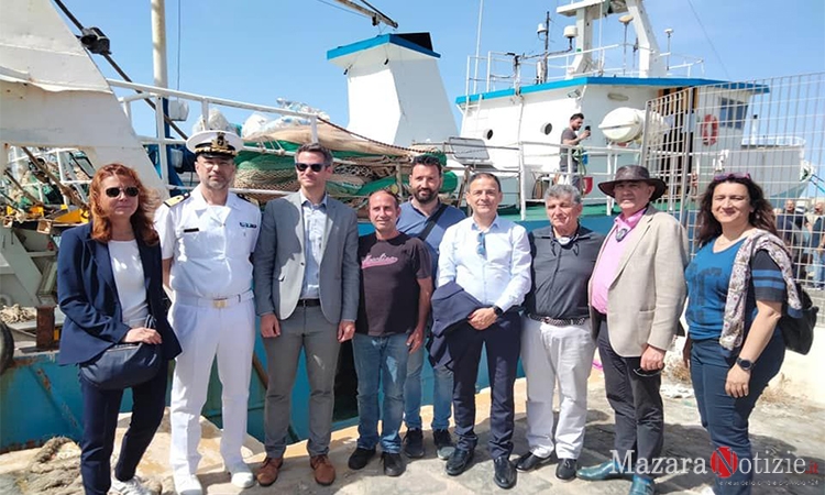 La Commissione Pesca del Parlamento europeo a bordo del motopesca Medinea