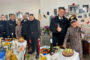 Compie 101 anni, i parenti non possono raggiungere l'isola per il maltempo e festeggia con i Carabinieri che le preparano anche la torta